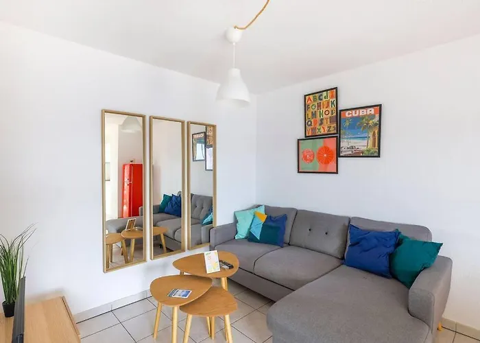 Au Bord Du Canal, Calme Et Lumineux